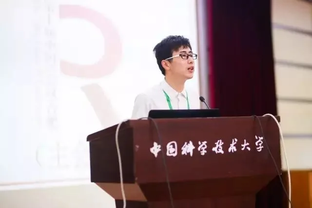一名发言者站在写有中国科学技术大学校名的讲台后致辞。