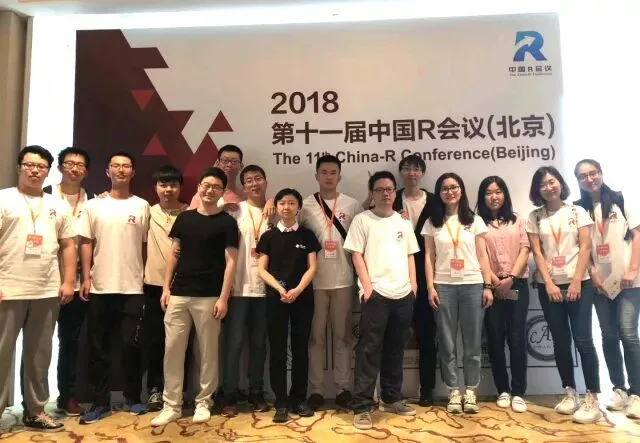 一群会务人员在第十一届北京会议背景板前站成两排合影。