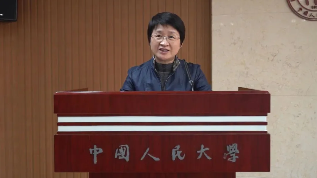 一名发言者站在中国人民大学木质讲台后致辞。