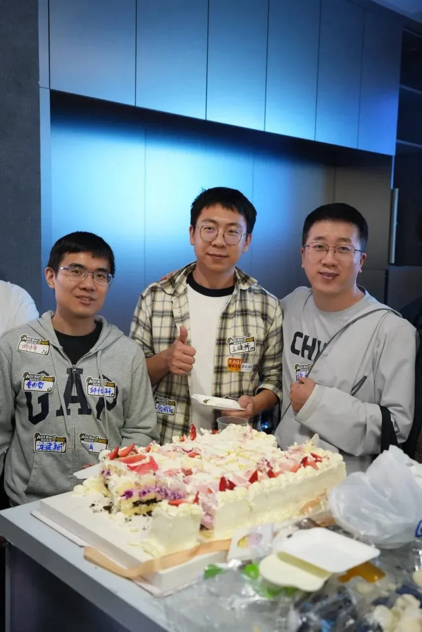 参与者围在统计之都二十周年蛋糕旁合影