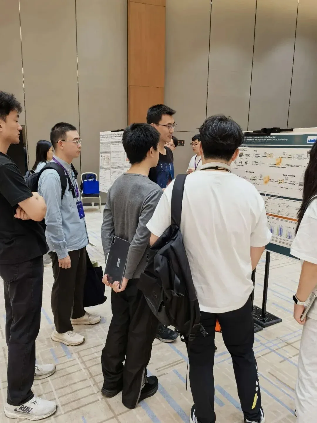 参会者在海报展示区继续交流