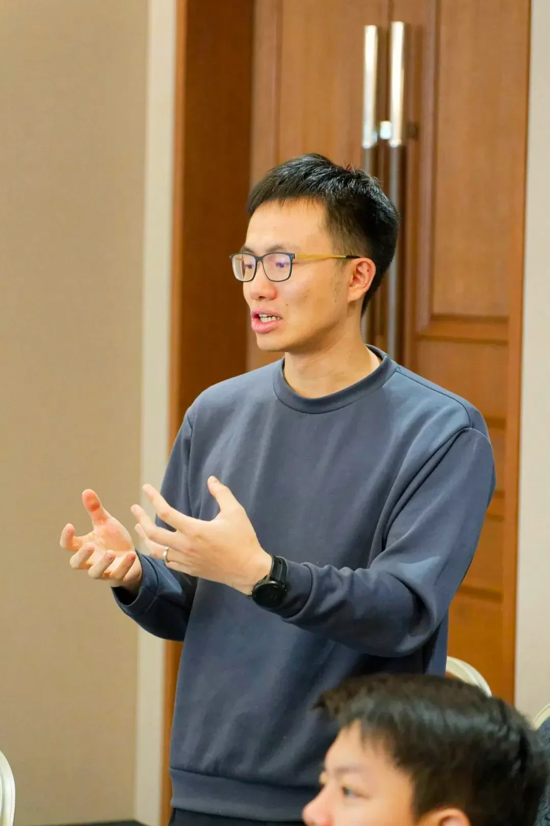 分会场听众站起身提问