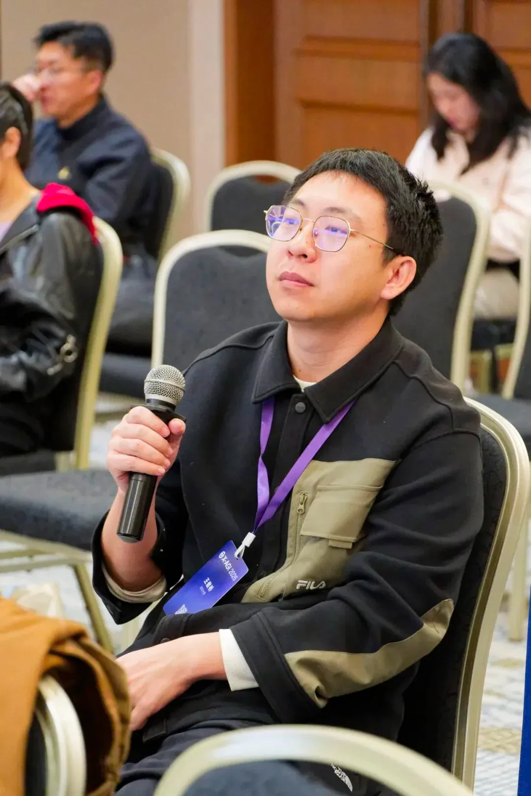 分会场听众手持话筒参与讨论