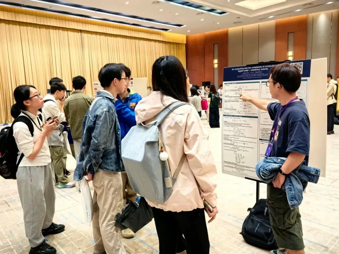 Rising Stars Poster 现场，参会者交流研究成果