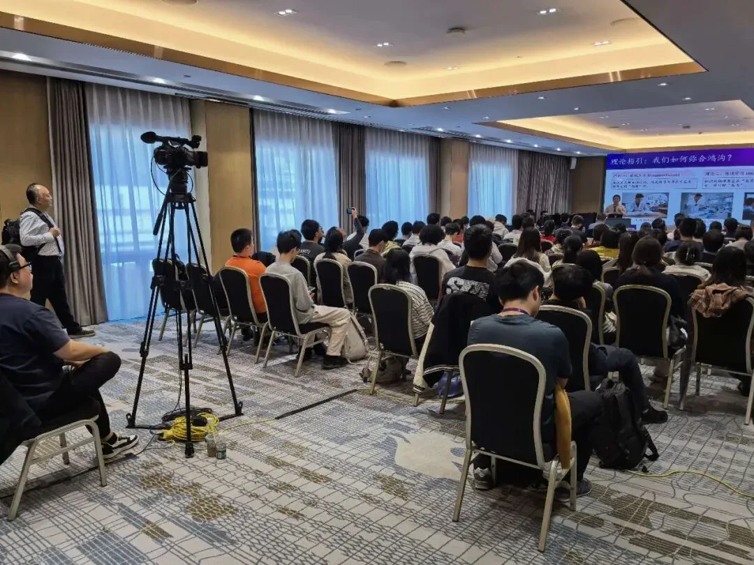 10 月 18 日下午，分会场听众与现场拍摄设备