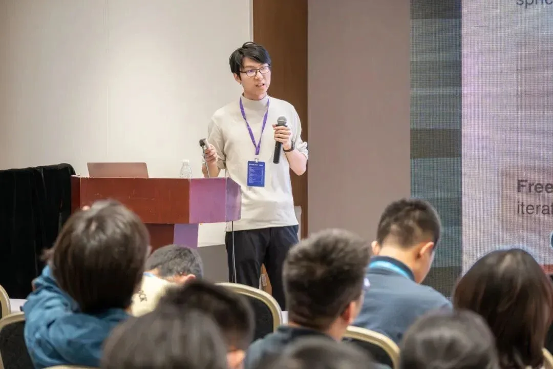 10 月 17 日下午，分会场讲者站在讲台旁作报告
