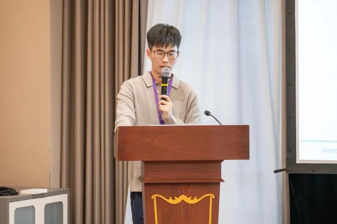 10 月 17 日下午，讲者在讲台前作报告