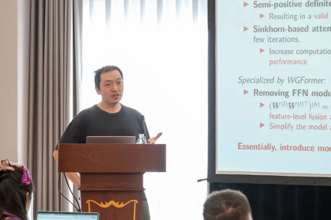 10 月 18 日下午，讲者结合公式介绍研究方法