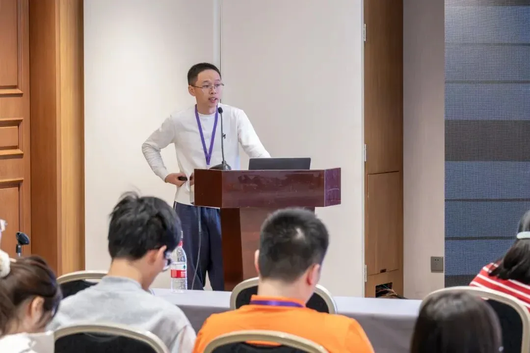 分会场讲者在讲台前与听众交流