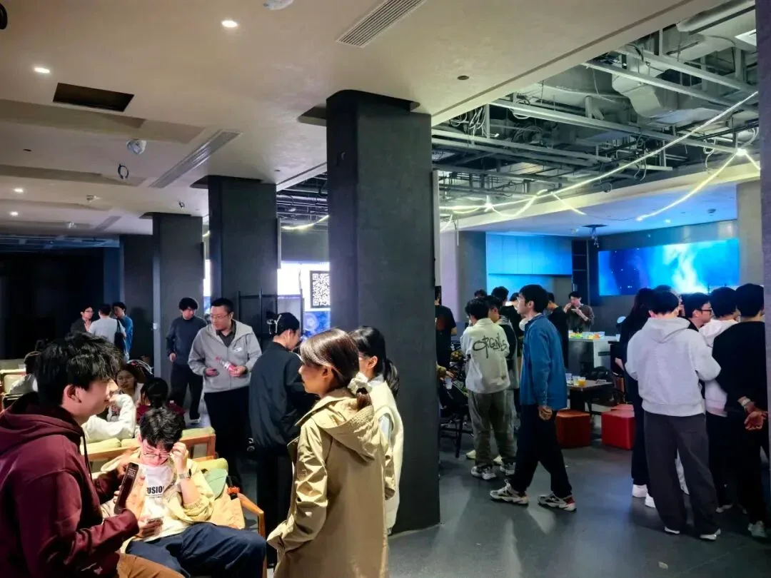 青年之夜现场，参会者围桌交谈